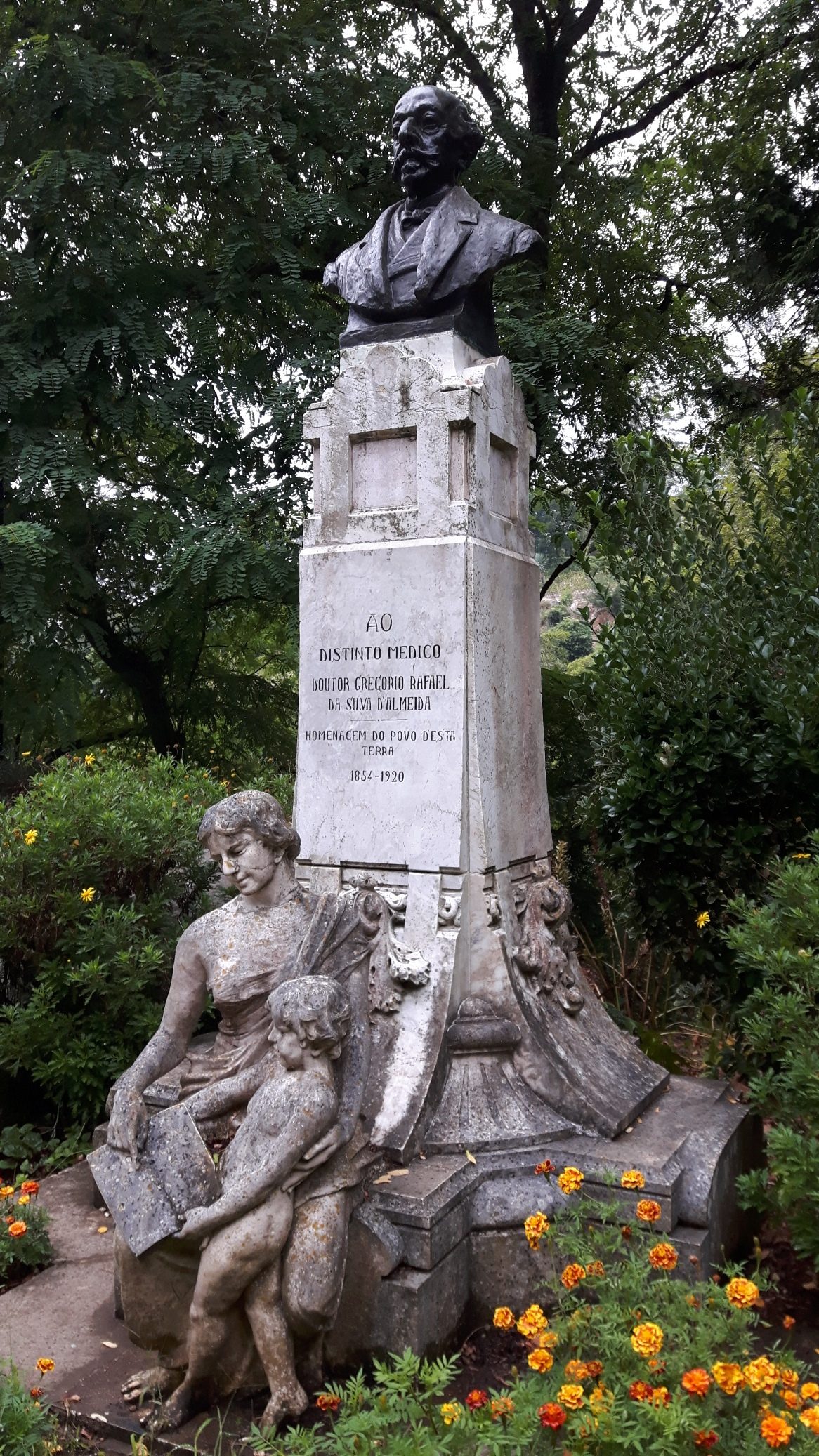 Gregorio%20Rafael%20da%20Silva%20d%27Almeida%27s%20monument%2C%20Sintra%20-%2001.jpg